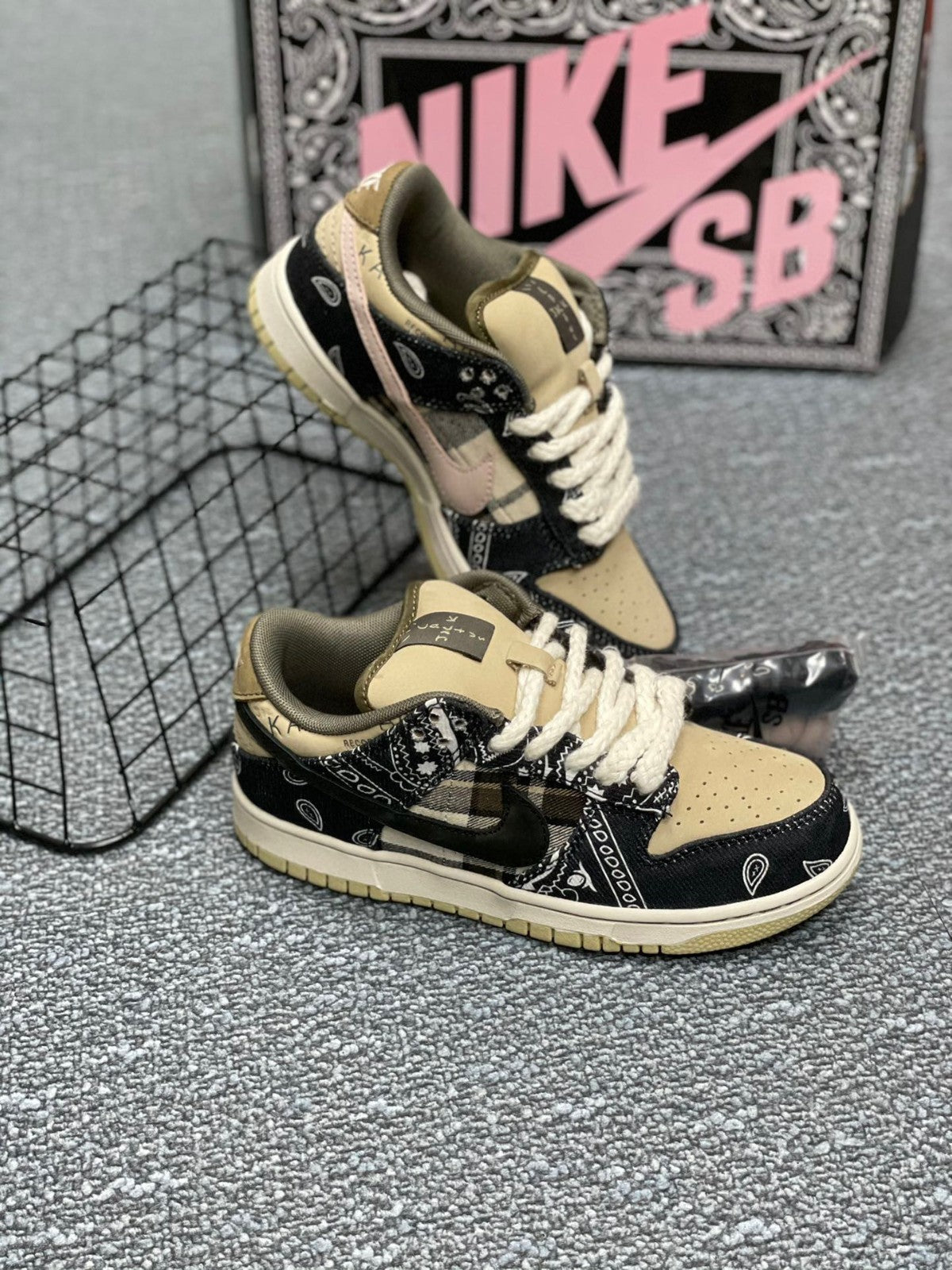 Nike Dunk Low Premium QS SB x Travis Scott "Cactus Jack"