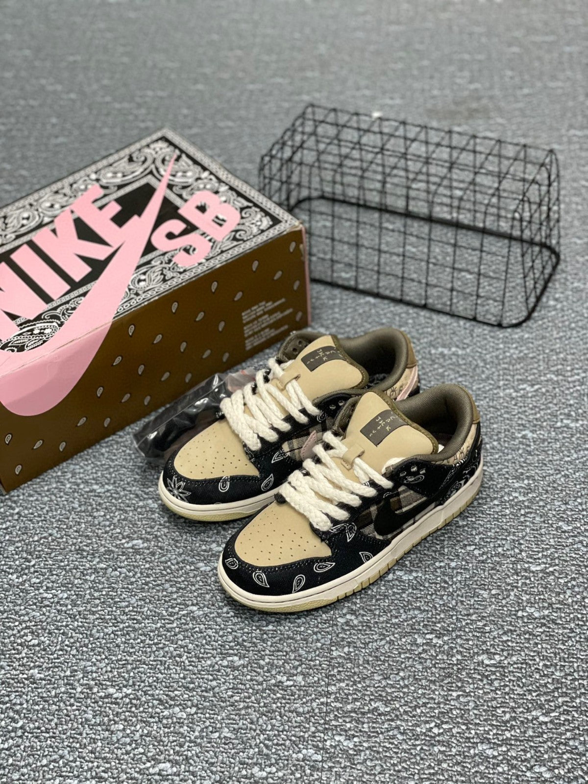Nike Dunk Low Premium QS SB x Travis Scott "Cactus Jack"
